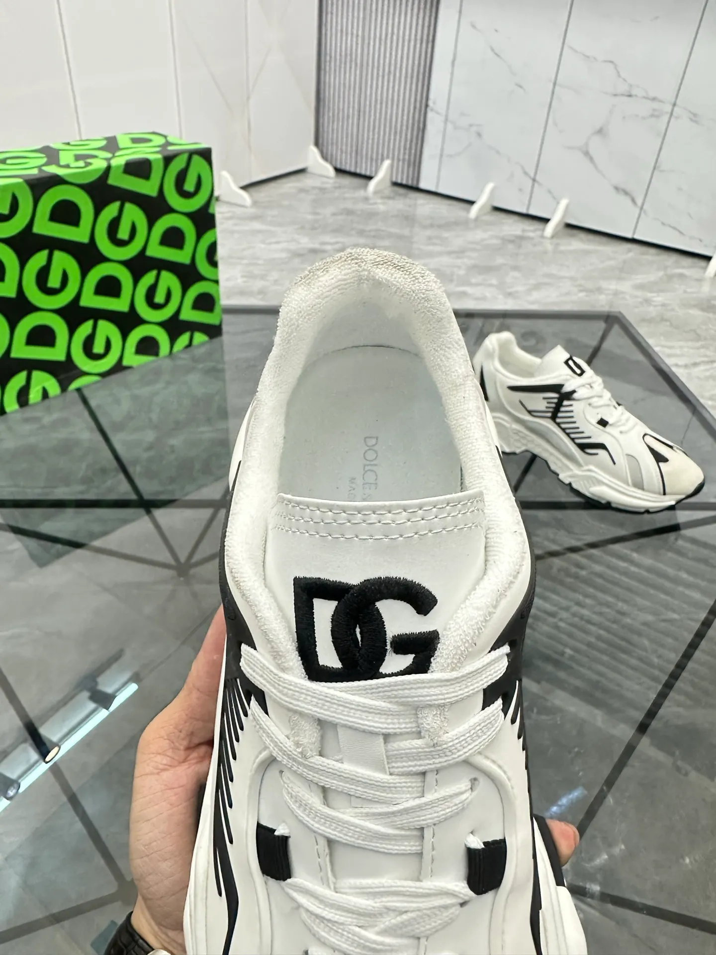 Men's shoes: 💰P560¥ Product trademark: DG "Dolce & Gabbana" low-top casual shoes Regular size: 35-44 (can be customized to 45.46) Couple style Product materials: Upper imported cowhide stitching original material, breathable lining, original outsole. Number: 803